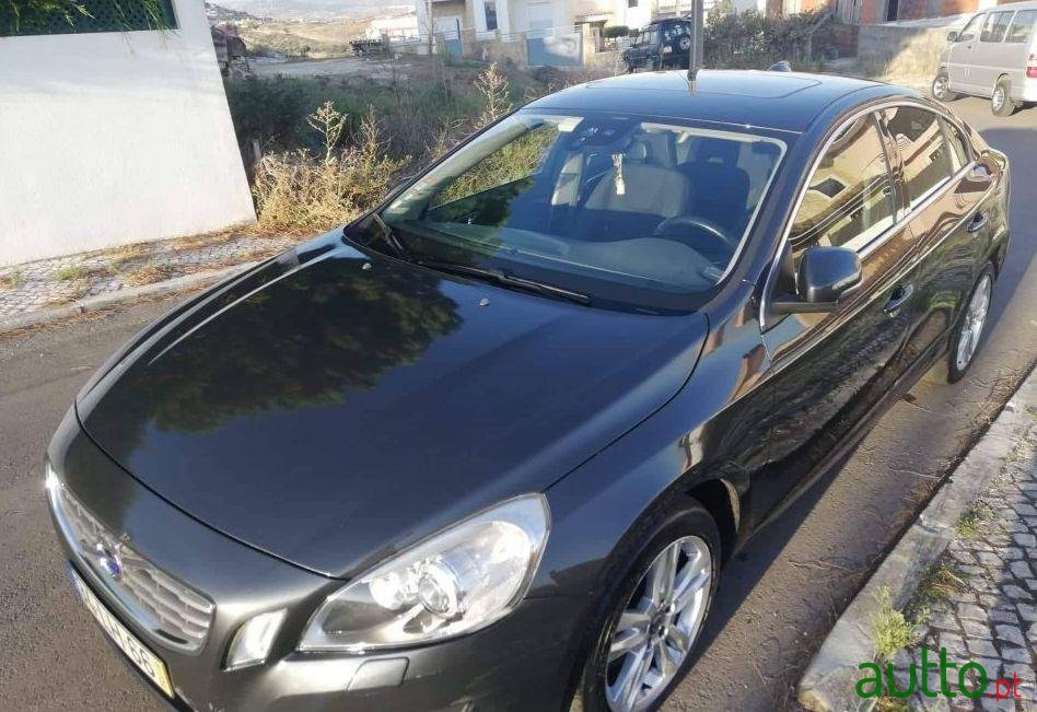 2011' Volvo S60 D3 Revisões Na Marca photo #1