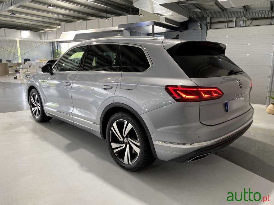 2021' Volkswagen Touareg photo #3