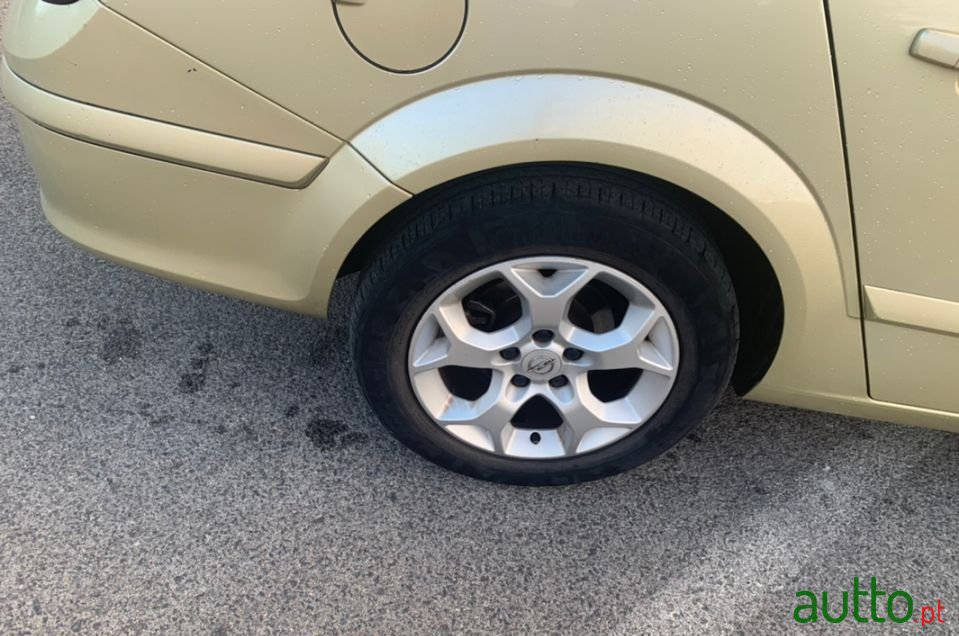 2004' Opel Astra Caravan photo #4