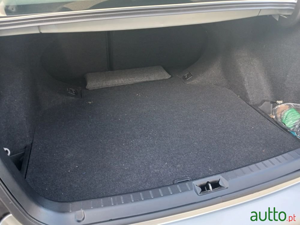 2005' Toyota Avensis photo #5