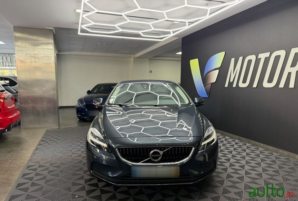 2019' Volvo V40 photo #3