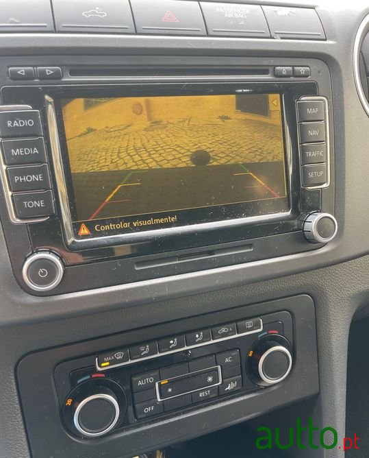 2011' Volkswagen Amarok photo #2