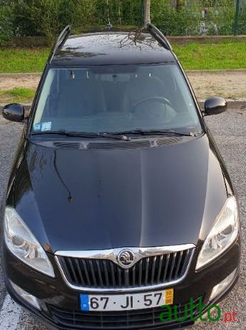 2010' Skoda Fabia Break photo #2