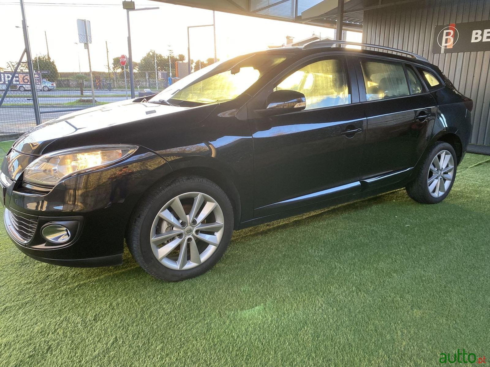 2013' Renault Megane Sport Tourer photo #3