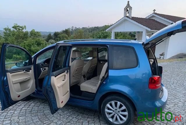 2015' Volkswagen Touran photo #2