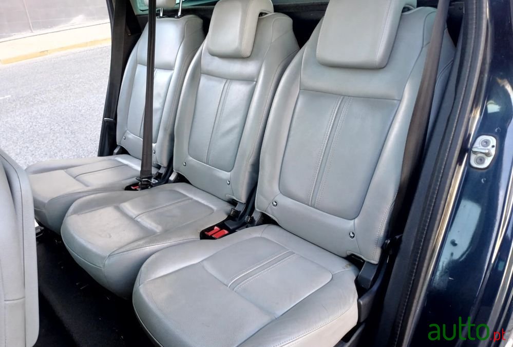 2012' Peugeot 5008 photo #6