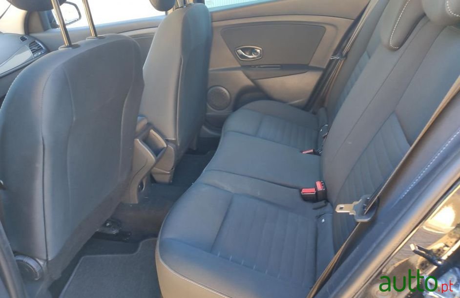 2016' Renault Megane Sport Tourer photo #2