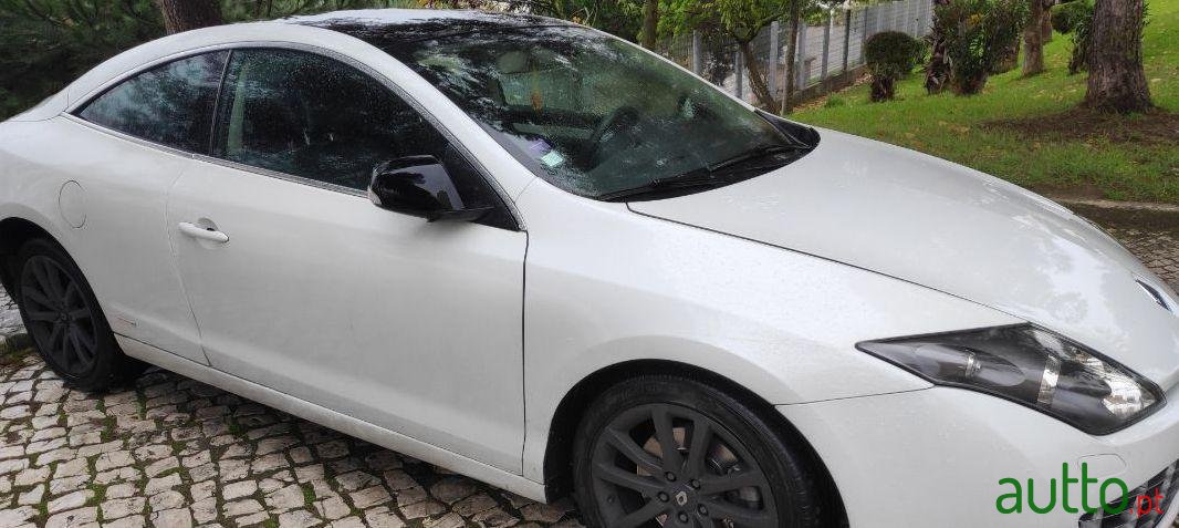 2011' Renault Laguna Coupe photo #1