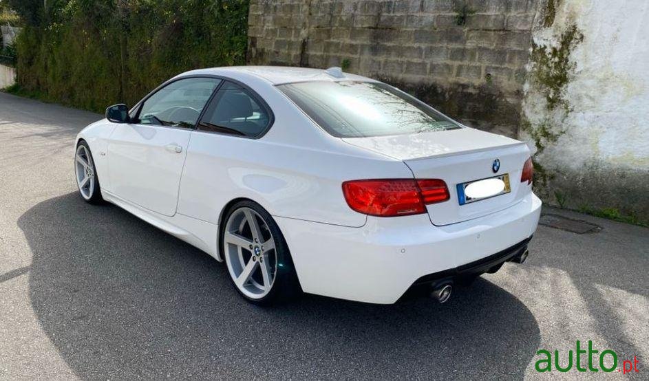2011' BMW 320 E92 Coupé Lci Pack M photo #2