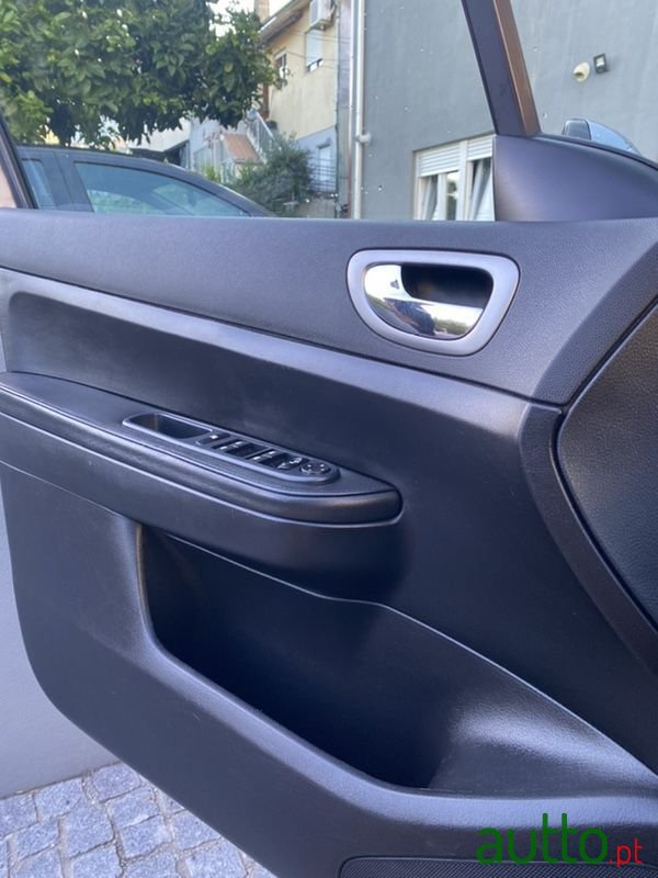 2004' Peugeot 307 Sw photo #3