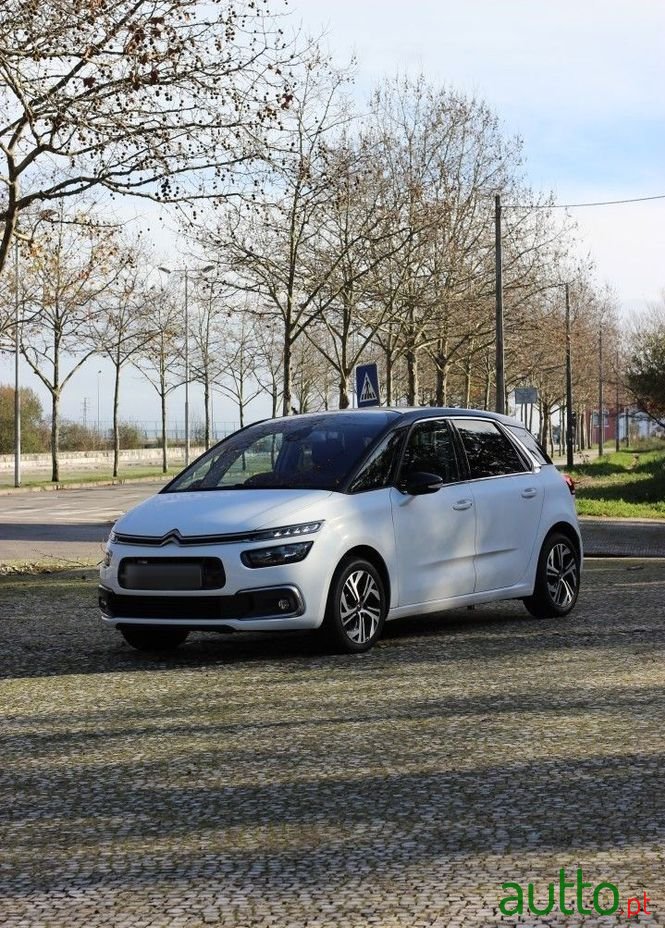 2017' Citroen C4 Picasso photo #3