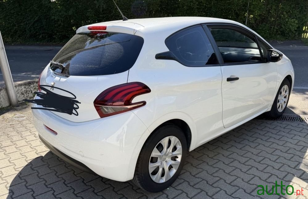 2015' Peugeot 208 Puretech 68 Access photo #5