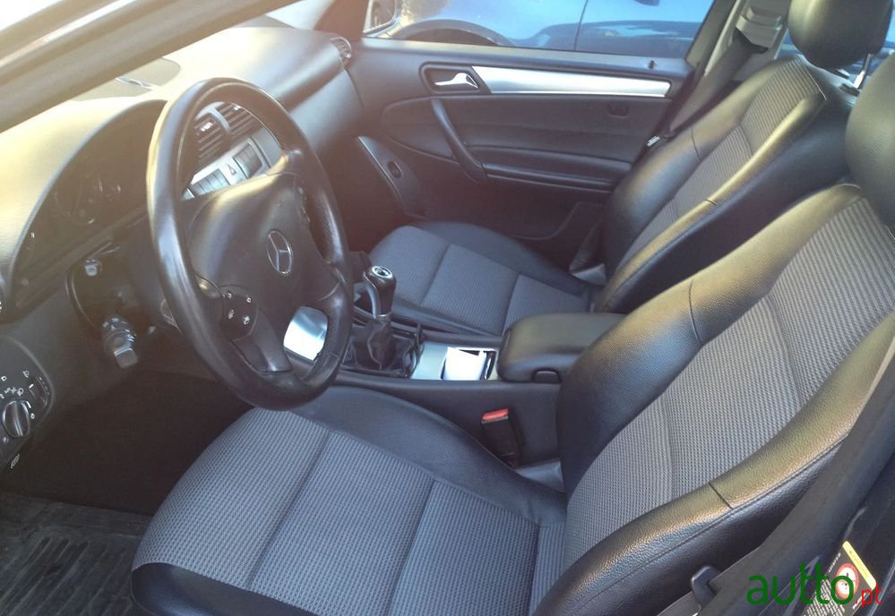 2004' Mercedes-Benz C 220 photo #3