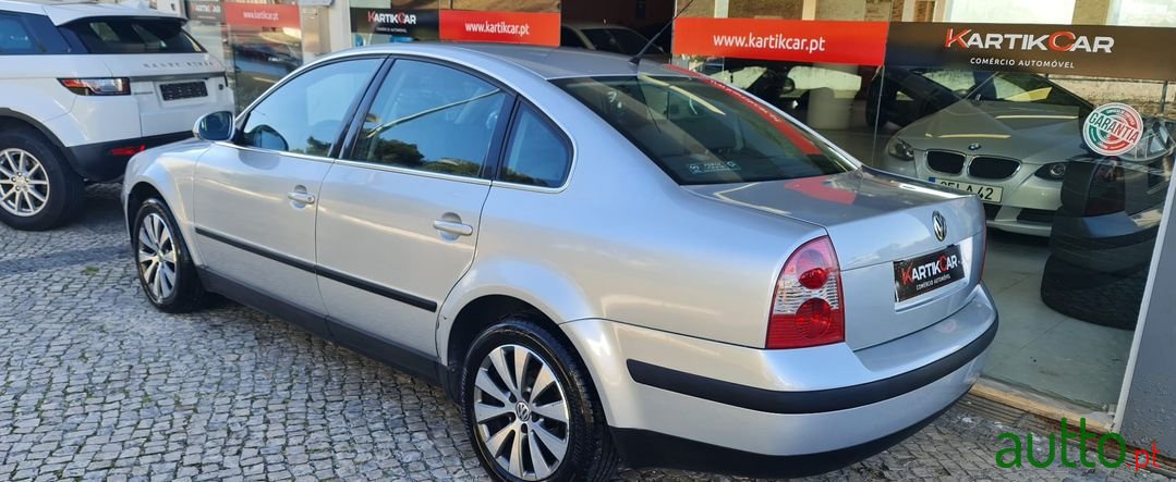 2004' Volkswagen Passat photo #2