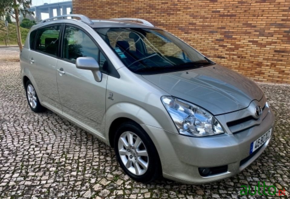 2004' Toyota Corolla Verso photo #3