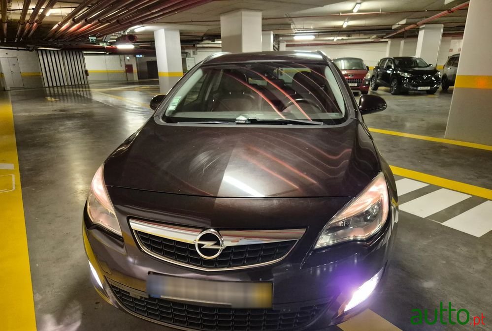 2011' Opel Astra Sports Tourer photo #6
