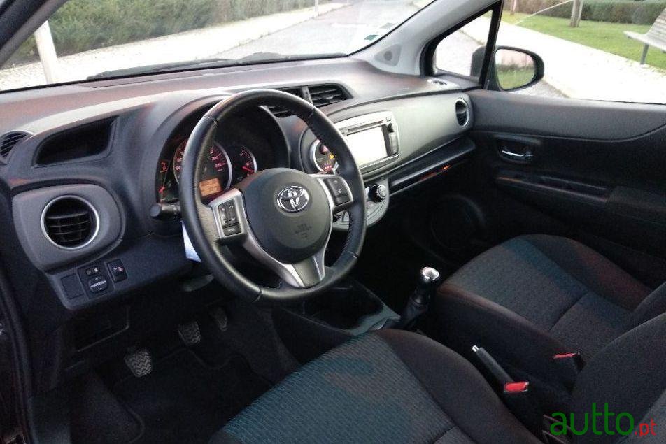 2011' Toyota Yaris photo #2