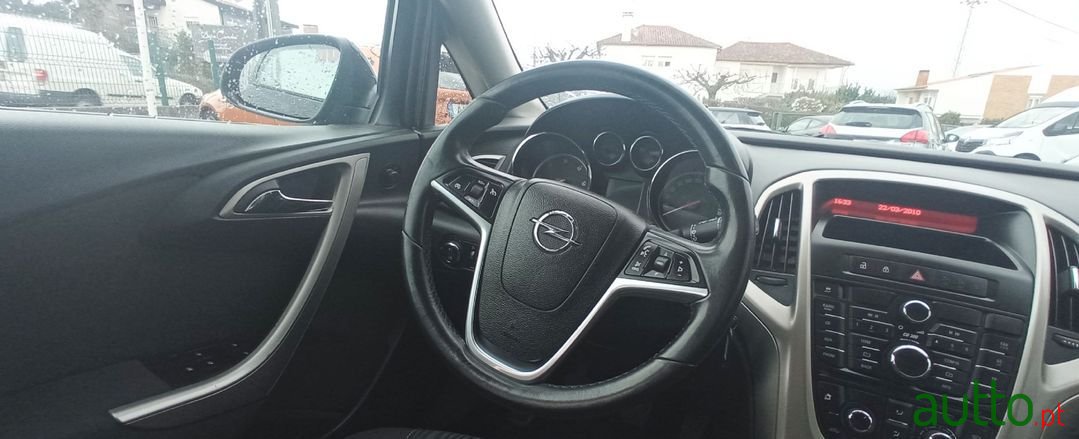 2010' Opel Astra photo #2