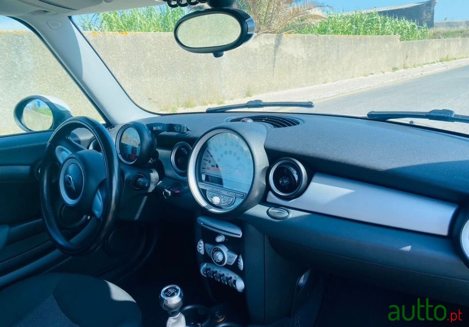 2009' MINI Cooper D photo #2