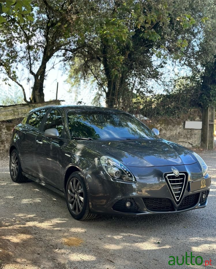 2013' Alfa Romeo Giulietta photo #3