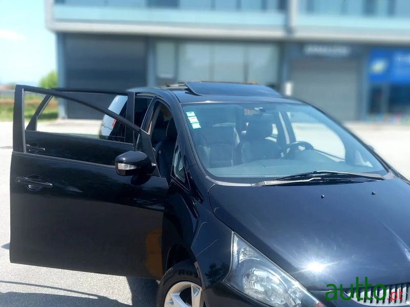 2008' Mitsubishi Grandis photo #2