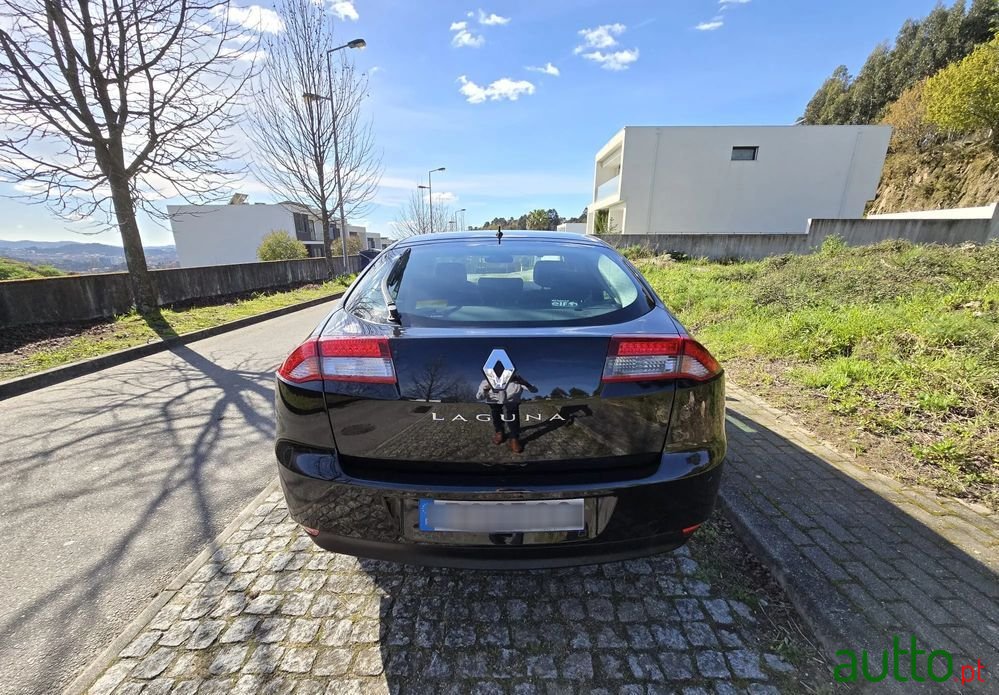 2011' Renault Laguna photo #4