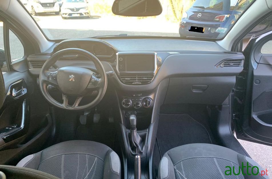2012' Peugeot 208 photo #3