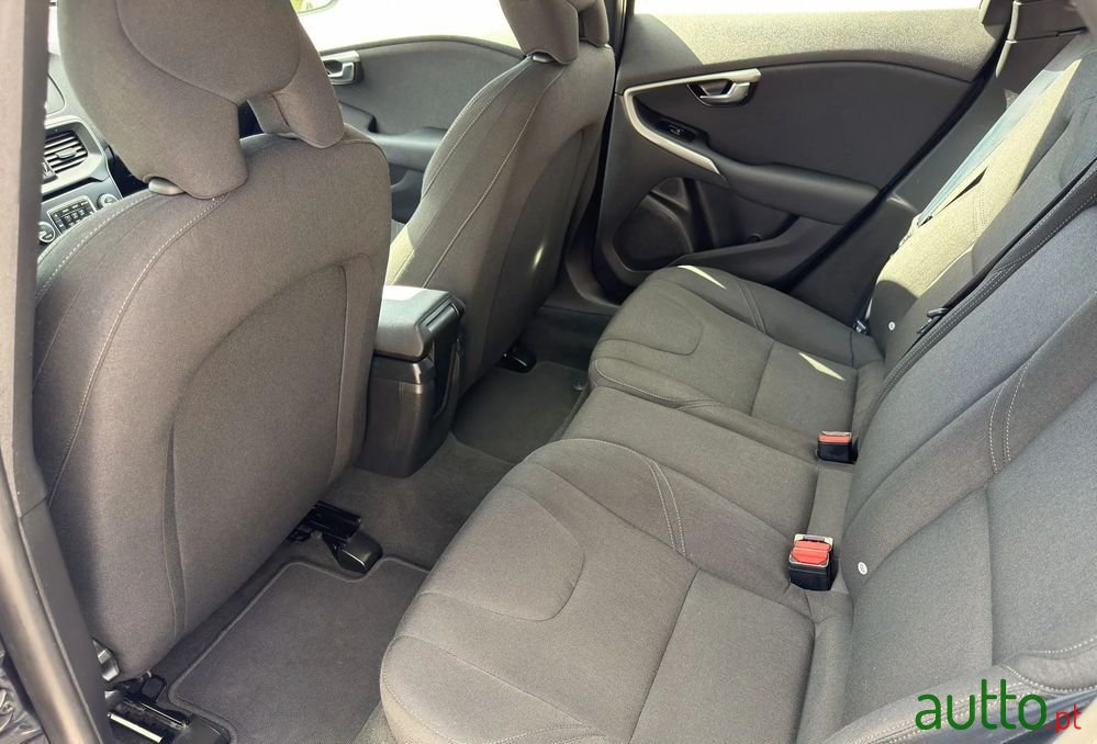 2014' Volvo V40 D2 Momentum photo #5