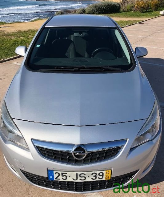 2010' Opel Astra photo #3