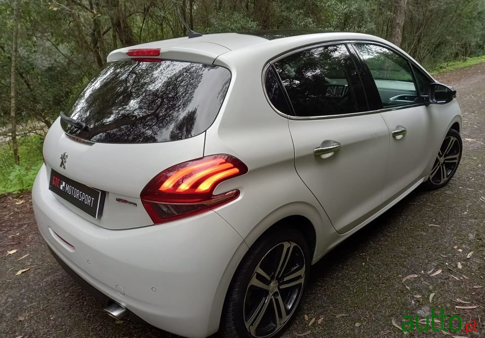 2017' Peugeot 208 Gt-Line photo #5