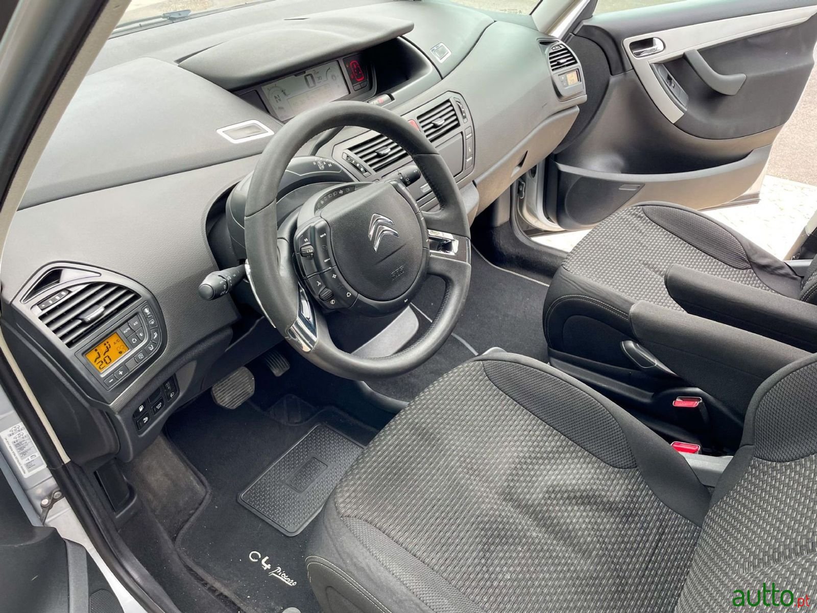 2011' Citroen C4 Grand Picasso photo #4