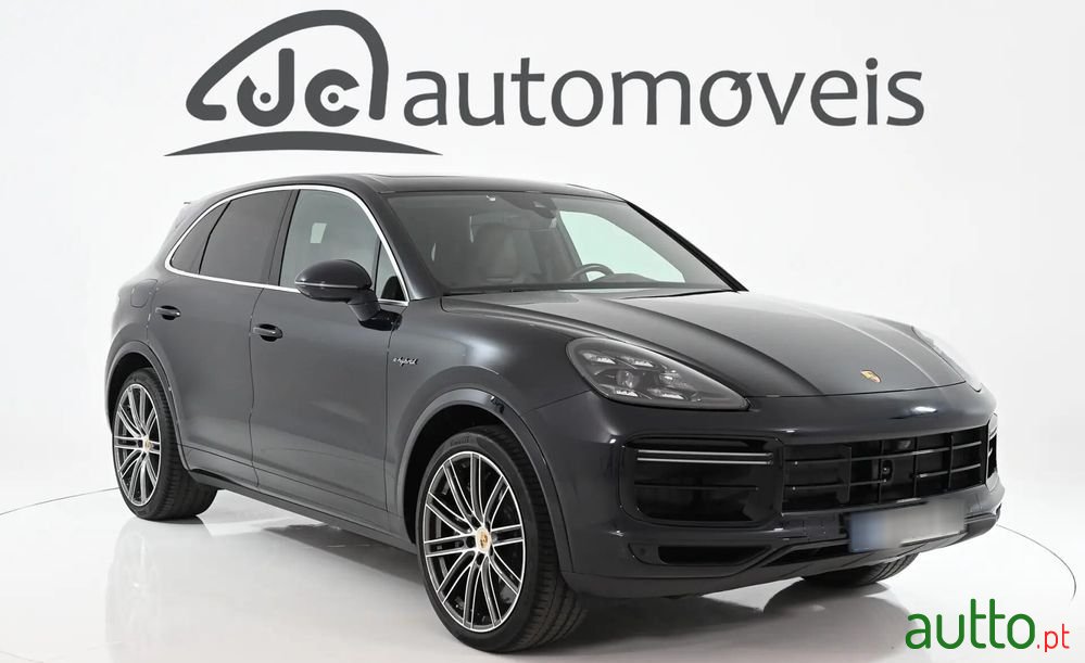 2022' Porsche Cayenne Turbo S E-Hybrid photo #1