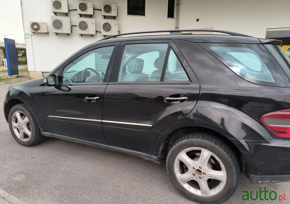 2007' Mercedes-Benz 320 photo #3