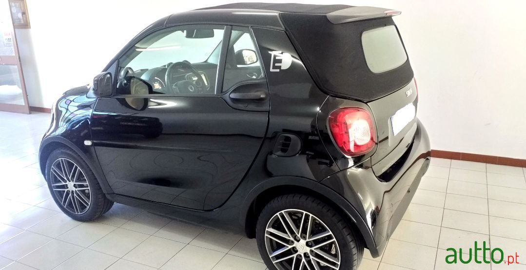 2019' Smart Fortwo photo #2