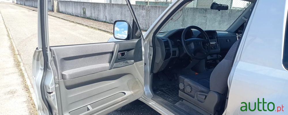 2000' Mitsubishi Pajero photo #6
