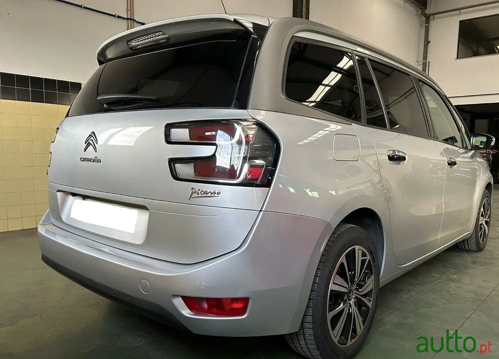 2015' Citroen C4 Picasso photo #2