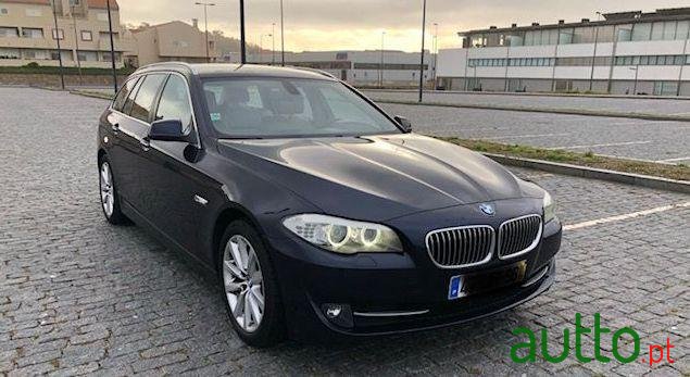 2010' BMW 520 Touring Auto photo #2