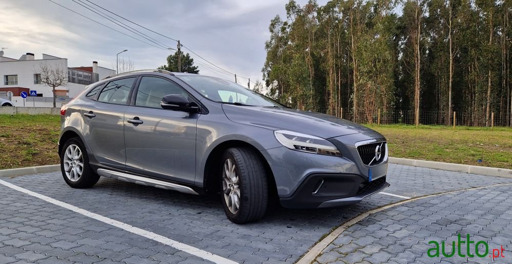 2016' Volvo V40 Cross Country photo #2
