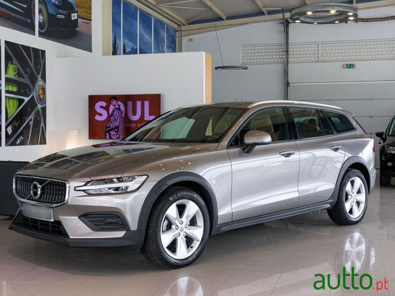 2020' Volvo V60 Cross Country photo #1