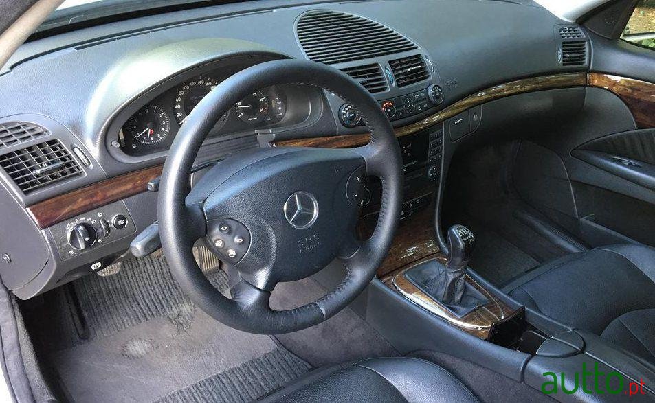 2003' Mercedes-Benz E-220 Classic photo #4