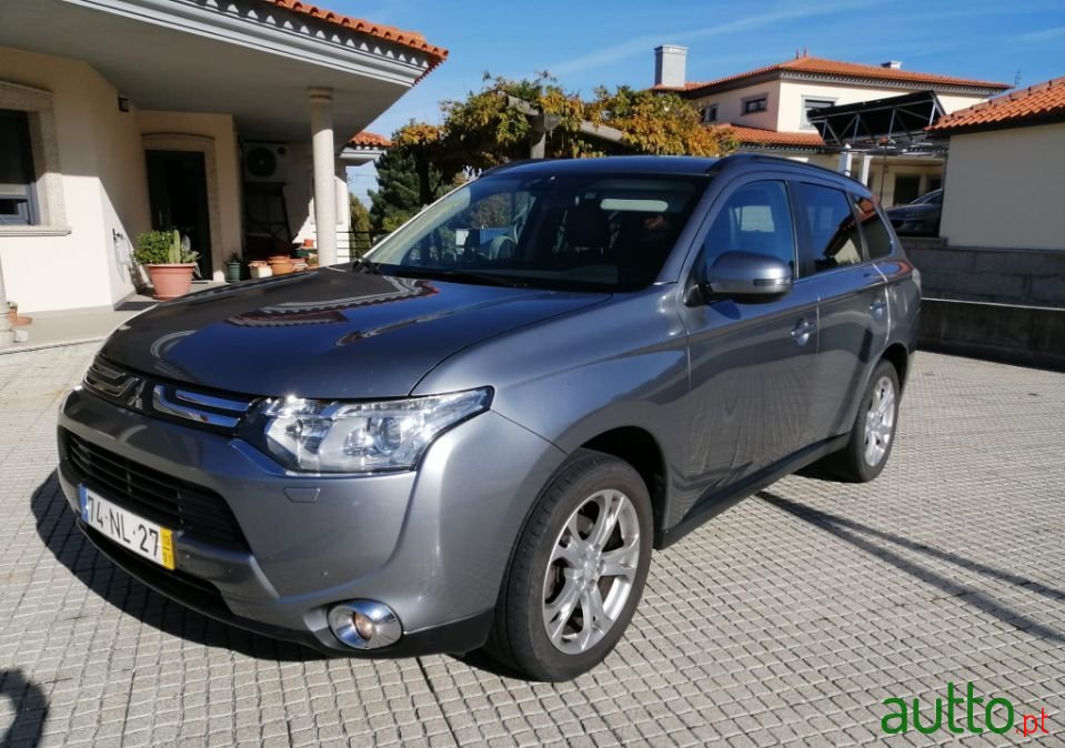 2013' Mitsubishi Outlander photo #2