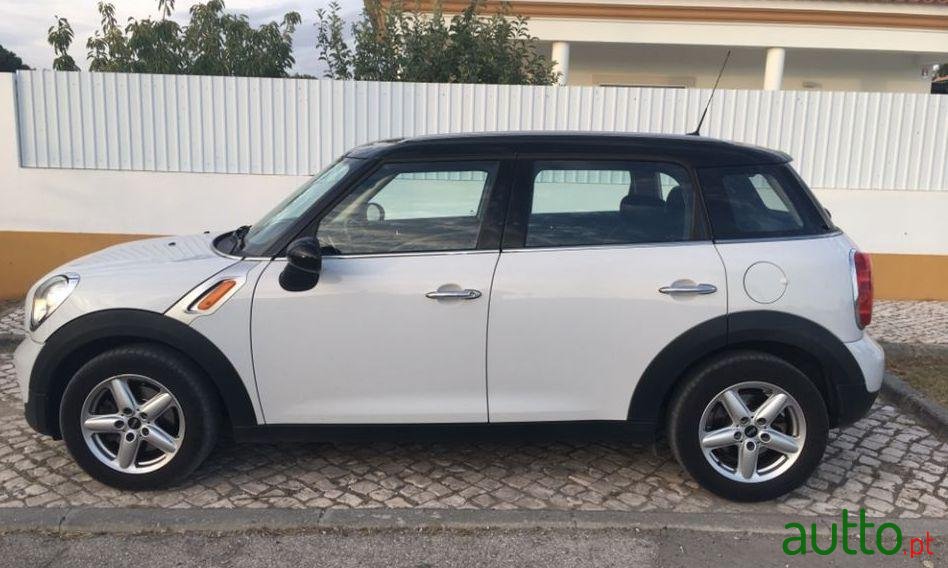 2011' MINI Countryman Cooper D photo #3