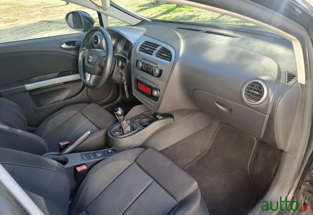 2010' SEAT Leon 1.6 Tdi Sport photo #5