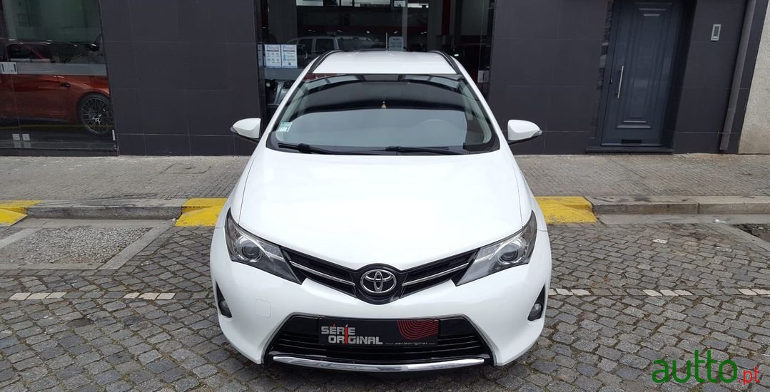 2013' Toyota Auris Touring Sports photo #2