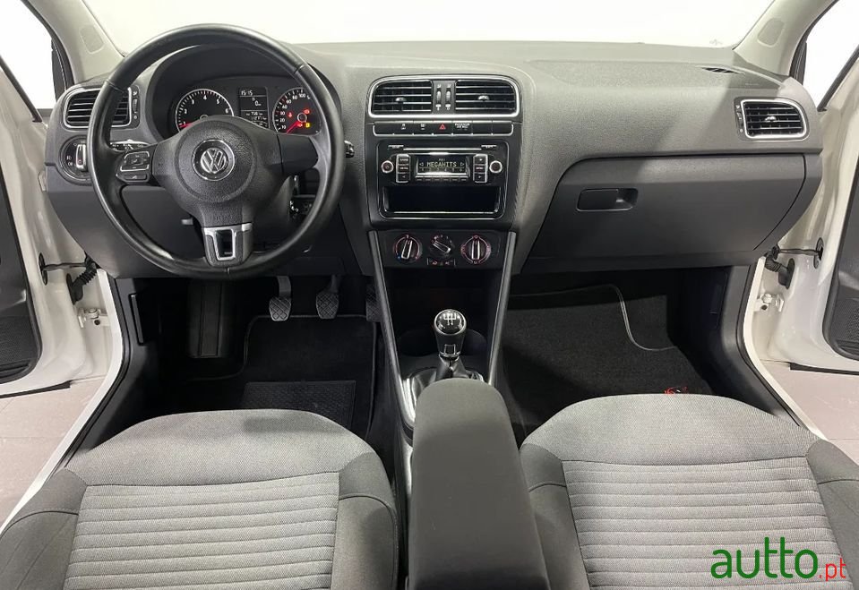 2014' Volkswagen Polo photo #5