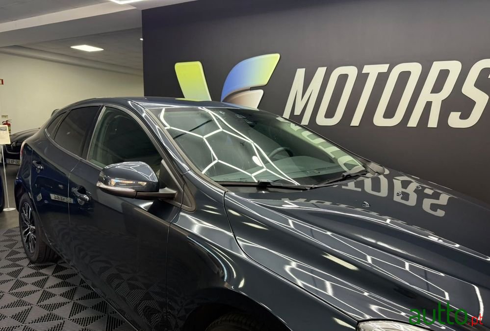 2019' Volvo V40 photo #4