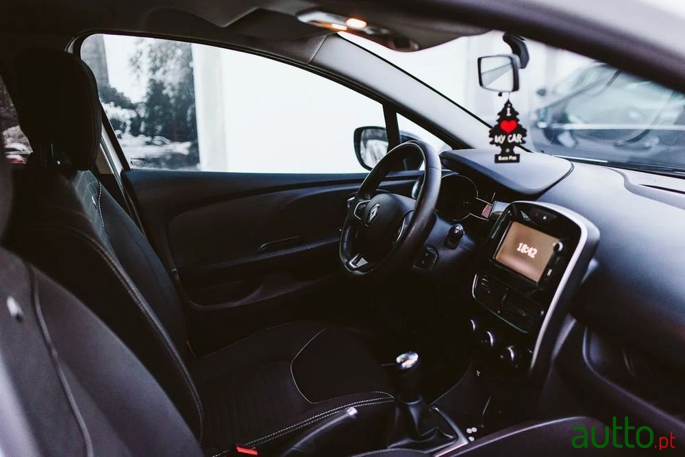2018' Renault Clio Sport Tourer photo #6