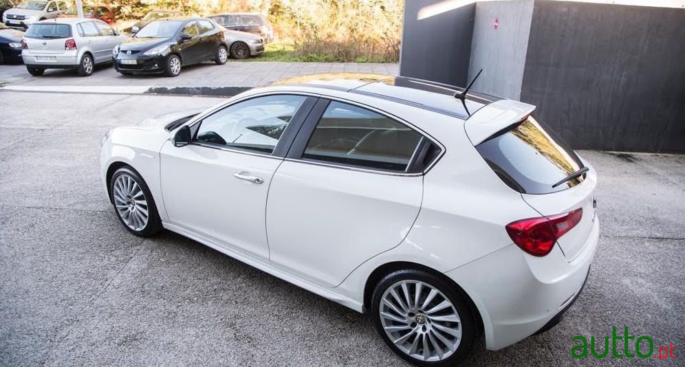 2010' Alfa Romeo Giulietta photo #2