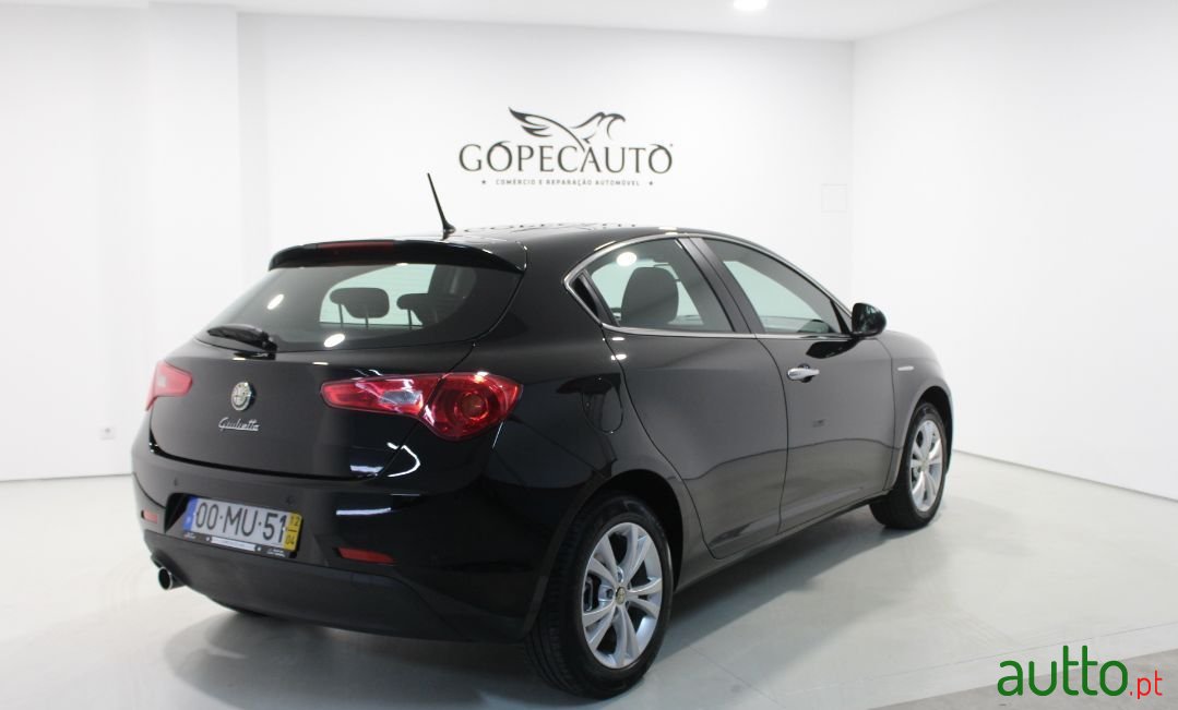 2012' Alfa Romeo Giulietta photo #5