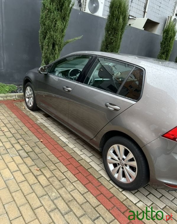 2017' Volkswagen Golf photo #2
